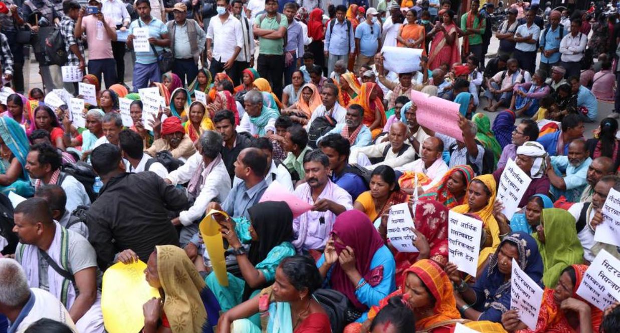 कानून बनाउन माग गर्दै मिटरव्याजपीडितले गरे संसद भवन घेराउ 